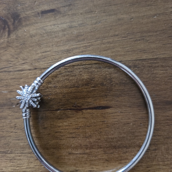 Pandora Elegant Silver Bangle with Starburst Design - Picture 3 of 6